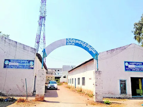 అభివృద్ధి మరిచి.. పేరు చెరిపి ! 