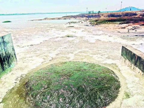 దేవన్నపేట వద్ద నీళ్లు ఎత్తిపోస్తున్నారు