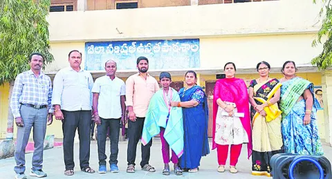 నిజాయతీ చాటుకున్న విద్యార్థి 