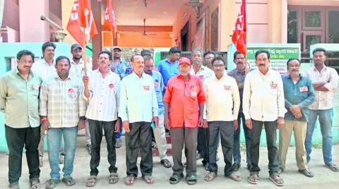 సహకార సంఘ ఉద్యోగుల ధర్నా 