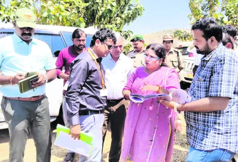 ఐకానిక్‌ బ్రిడ్జి నిర్మాణ ప్రాంతం పరిశీలన 