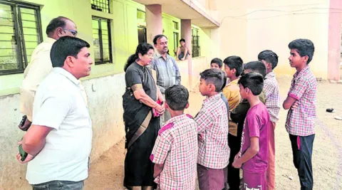 విద్యార్థుల ఆరోగ్యంపై శ్రద్ధ అవసరం: డీఈఓ