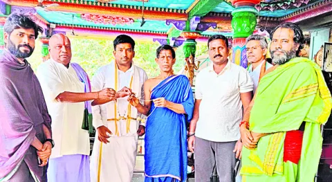 మంగళసూత్రాలు అందజేత