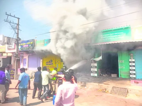 ఆటోమొబైల్‌ షాపులో అగ్ని ప్రమాదం