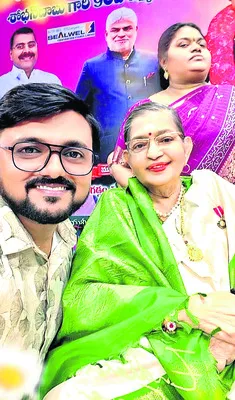 జిల్లా కళాకారుడికి ప్రశంస 