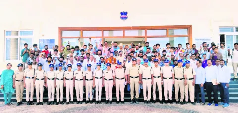 ప్రతినెలా వంద సెల్‌ఫోన్లు రికవరీ చేస్తున్నాం