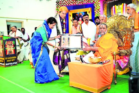 భక్తిశ్రద్ధలతో గురువైభోత్సవాలు 
