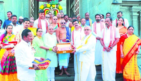 సోలాపూర్‌ నుంచి పట్టువస్త్రాలు
