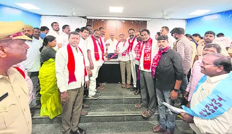 నిజమైన రైతులకు పరిహారం ఇవ్వాలి