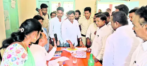 సమయపాలన పాటించని అధికారులు 