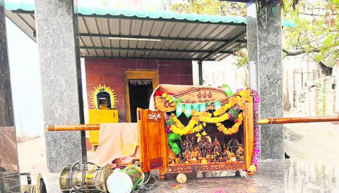 ఎర్రబెల్లి ఆలయానికి దేవరపెట్టె