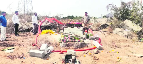 అక్రమ నిర్మాణాల కూల్చివేత 