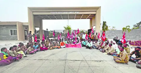 కదంతొక్కిన జీపీ కార్మికులు