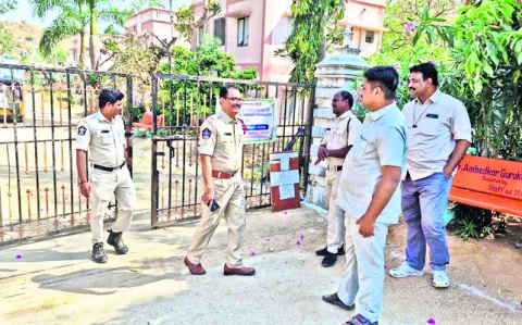 పరీక్ష కేంద్రం వద్ద వివాదం 