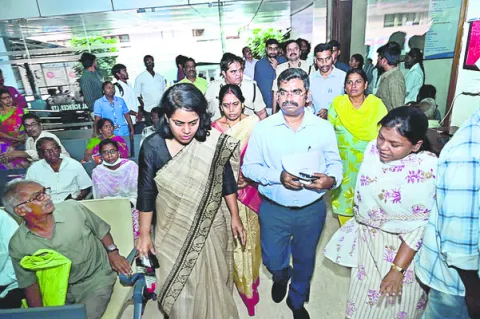 ఆస్పత్రులకు నాయకులు, అధికారులు 