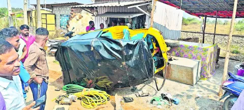 ఆటో బోల్తాపడి పలువురికి గాయాలు 