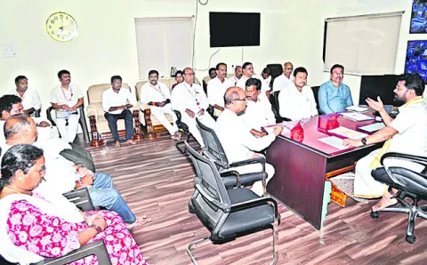 సిబ్బంది అనుచిత ప్రవర్తనతో ఆలయ ప్రతిష్టకు దెబ్బ 