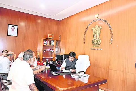 ఫిర్యాదులను సత్వరమే పరిష్కరించాలి