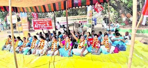 అంగన్‌వాడీల జీతాలు పెంచాలని ఆందోళన 