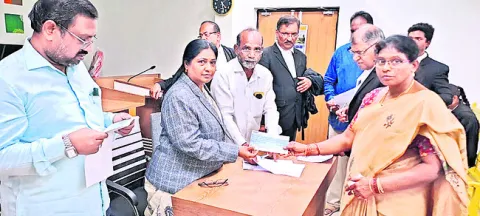 అచల చిట్‌ఫండ్‌ బాధిత  సభ్యులకు చెక్కుల పంపిణీ