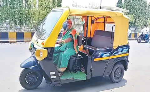 65 year old drives auto rickshaw in Maharashtra13