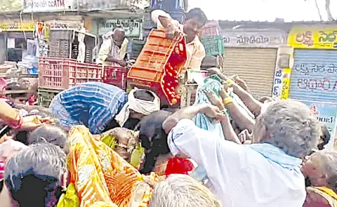 Farmers In Concern Due To Tomato Prices Drop in Telangana: Tomato price drops to Rs 5 per kg