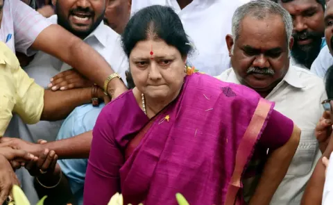 Sasikala hints at new party on Jayalalithaas birthday