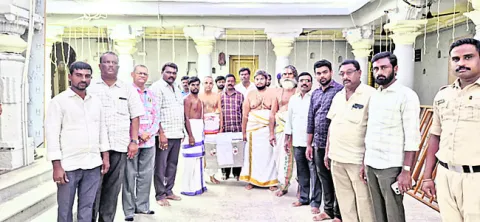 ఉపమాక చేరిన వెంకన్న ఆభరణాలు 