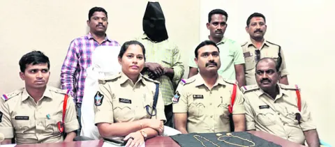 సచివాలయ ఉద్యోగి అని నమ్మించి బంగారం చోరీ 