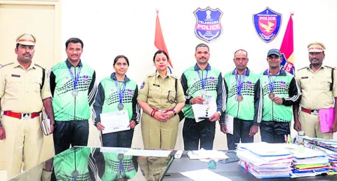 జిల్లా పోలీసులకు పతకాలు