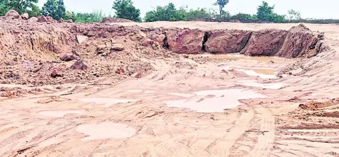 మట్టి.. కొల్లగొట్టి 