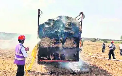 పొట్టు లారీలో మంటలు