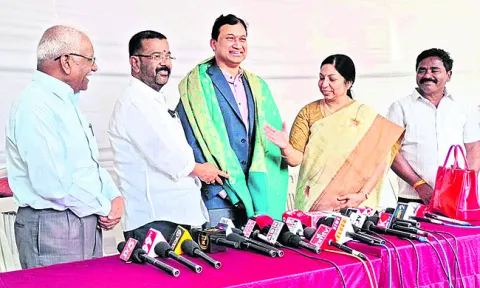 ఎన్‌ఆర్‌ఐల సేవాభావం గొప్పది 