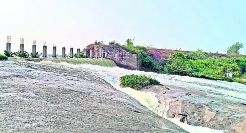 అలుగు పారుతున్న కోదాడ పెద్దచెరువు