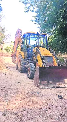 ఇసుక తవ్వుతున్న జేసీబీ స్వాధీనం 