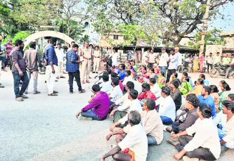 న్యాయం చేయాలని ఆందోళన
