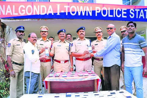 పోగొట్టుకున్న మొబైల్‌ ఫోన్లు అప్పగింత