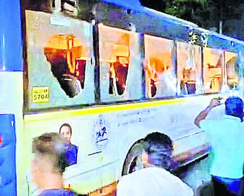 సైక్లిస్ట్‌ను ఢీకొన్న అమొ బస్‌ 