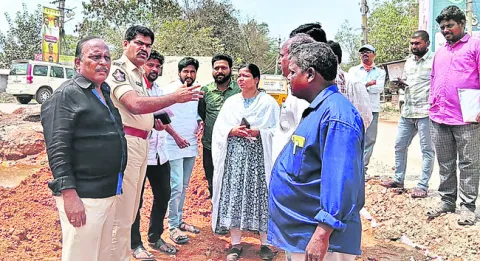 ఆర్‌వోబీ పనుల పురోగతిపై డీఈ, సీఐ మధ్య వాగ్వాదం 