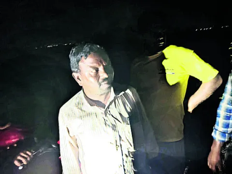 సెల్‌టవర్‌ ఎక్కిన రైతు