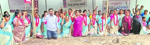 అంగన్‌వాడీల వినూత్న నిరసన 