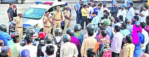 ప్రాణాలకు రక్షణ కవచం హెల్మెట్‌