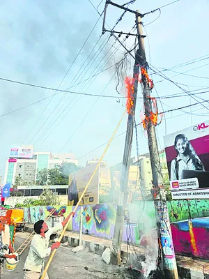 కేబుల్‌ వైర్లకు మంటలు.. తప్పిన ముప్పు 