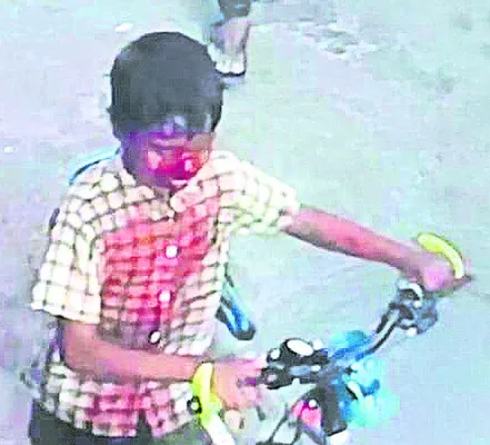 బాలుడిపై వీధి కుక్కల దాడి 