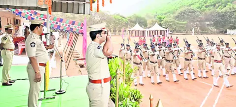 పోలీసులు నూతన దృక్పథంతో ముందుకు సాగాలి 