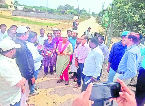 అండర్‌ బ్రిడ్జి పనులు పూర్తిచేయాలి