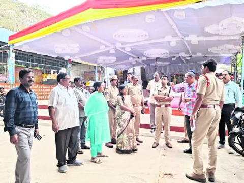 బందోబస్తు ఏర్పాట్ల పరిశీలన 
