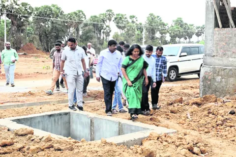 పునరావాస కాలనీలో పనులు వేగవంతం చేయాలి 