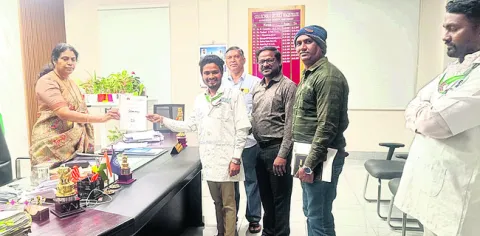 అంబులెన్స్‌ పైలెట్లకు పురస్కారాలు
