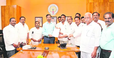 వైఎస్సార్‌ విగ్రహాన్ని ఏర్పాటు చేయాలి 